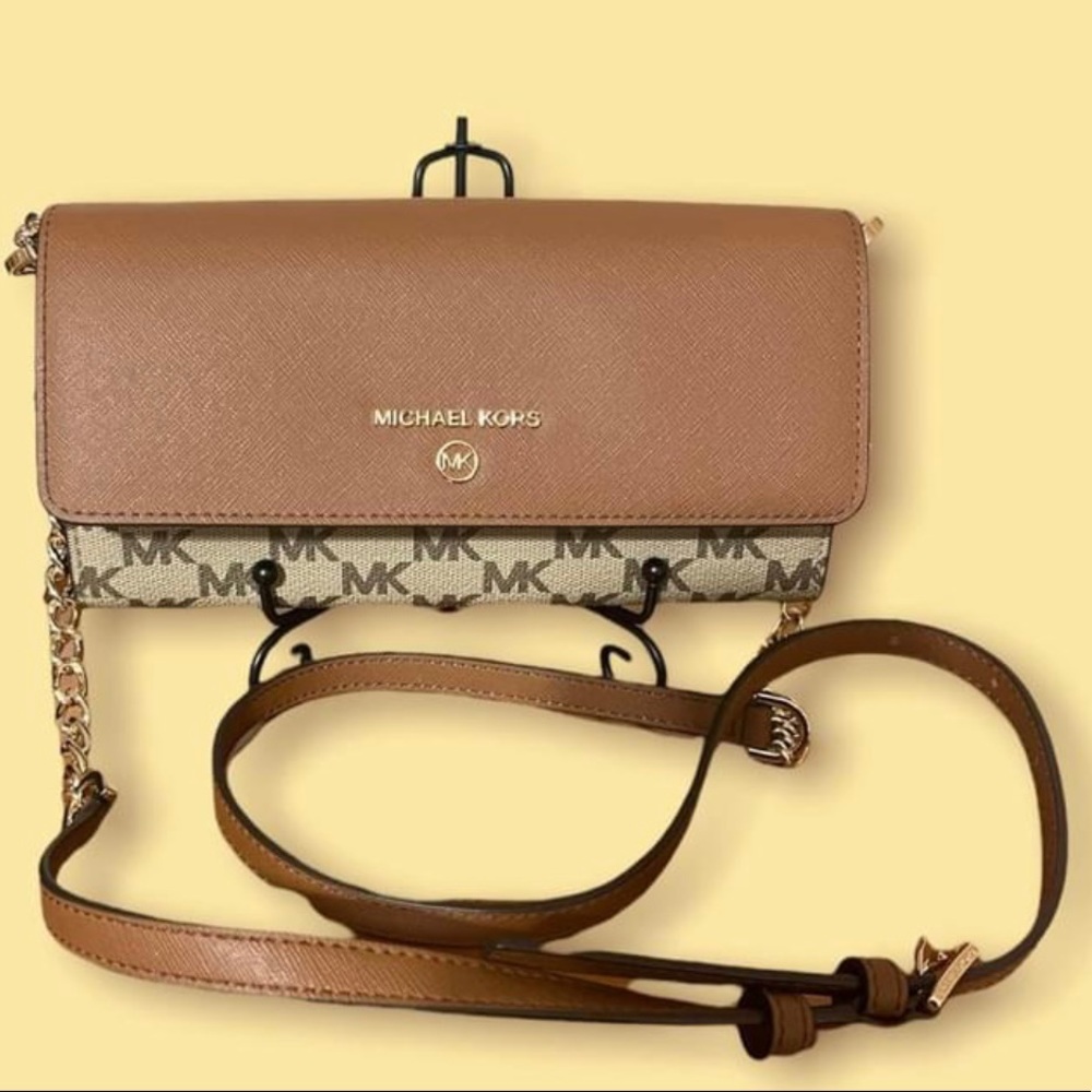 NWT. JET SET ITEM LARGE WALLET ON A CHAIN CROSSBODY BAG